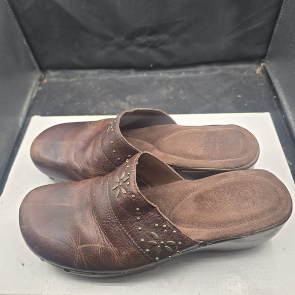 White Mountain Brown Leather Mules with‎ Floral Cutouts - Picture 2 of 7